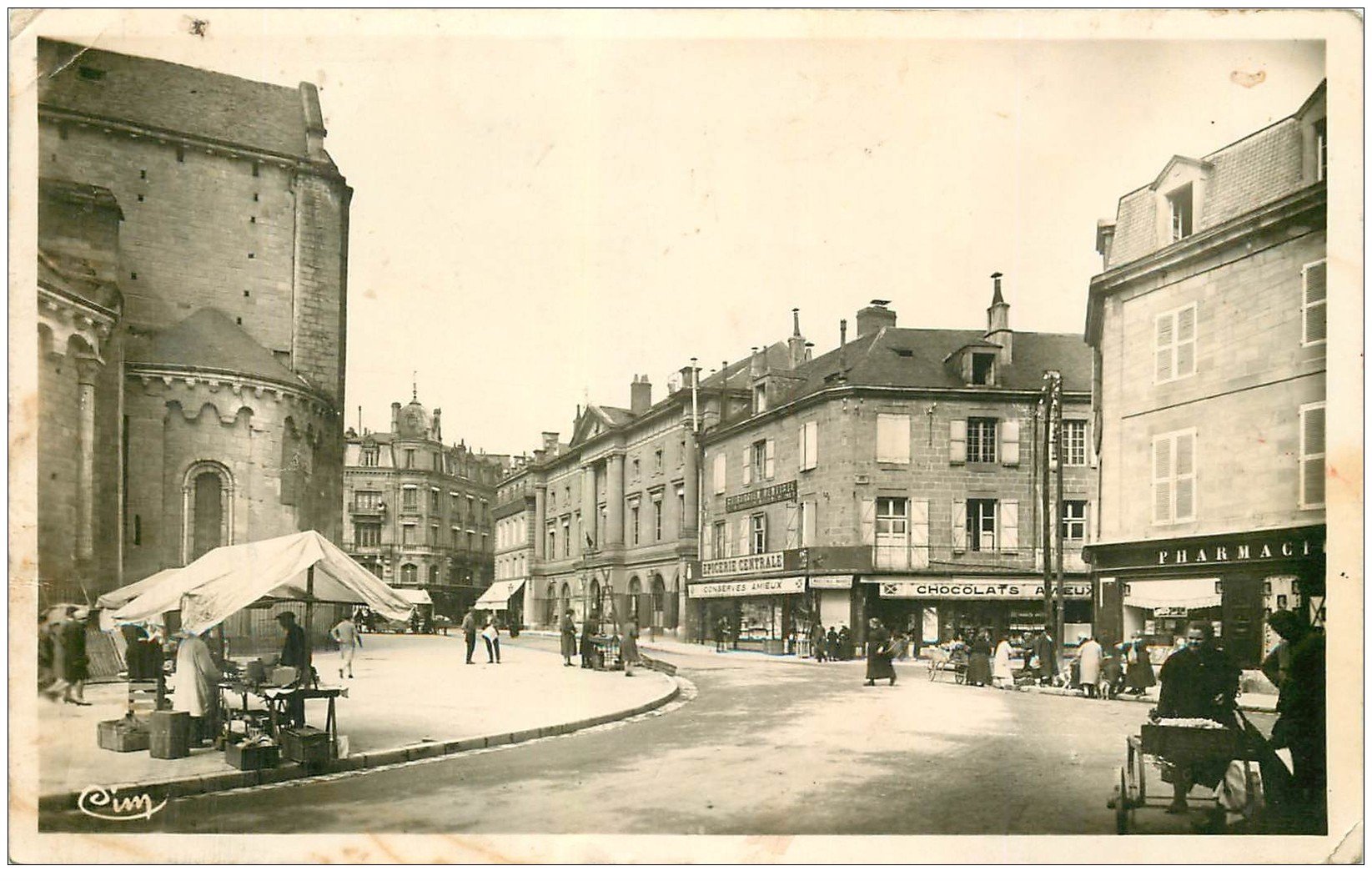 carte postale ancienne 19 BRIVE. Place Hôtel de Ville 1941. Carte Photo