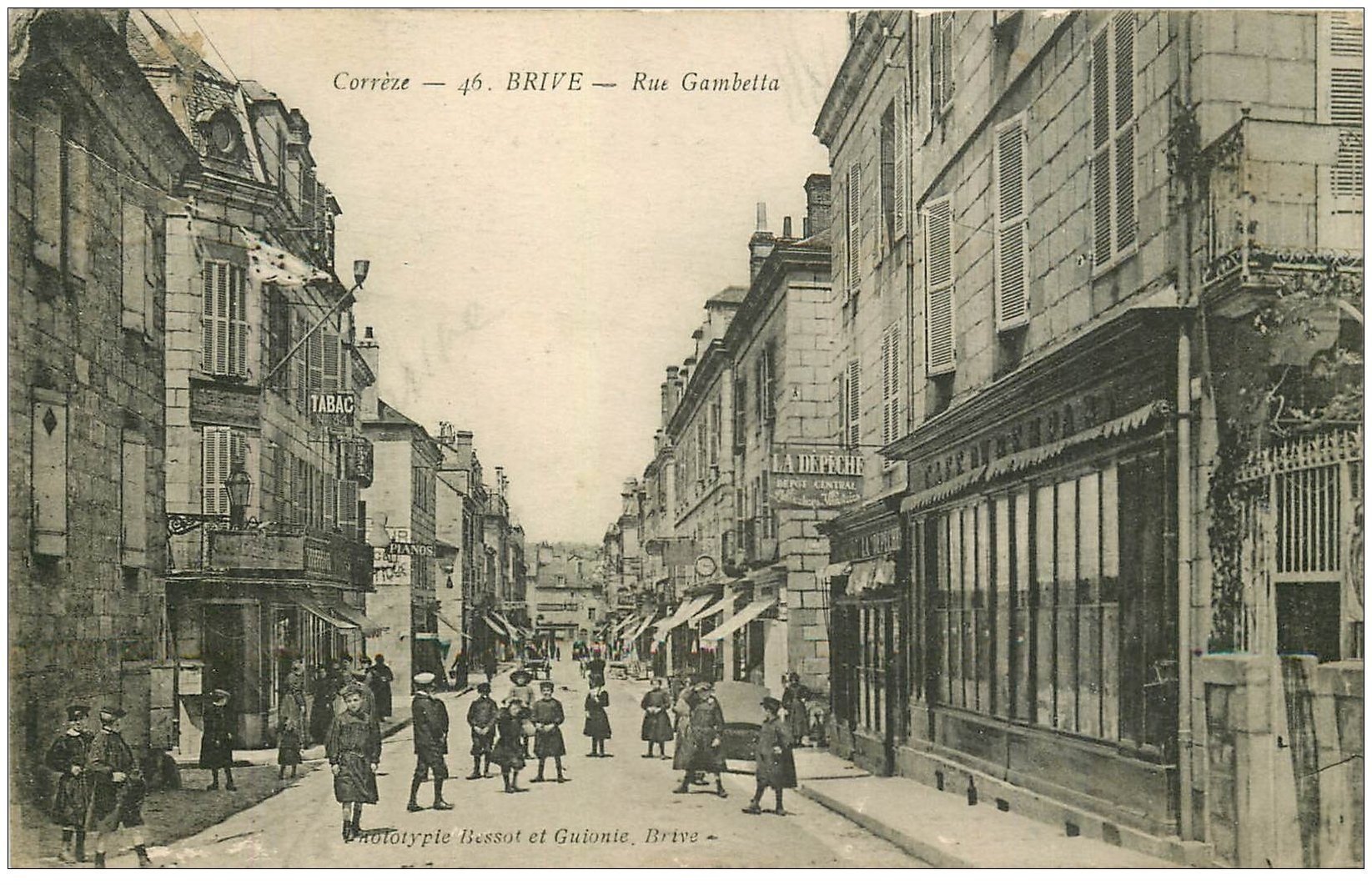 carte postale ancienne 19 BRIVE. Rue Gambetta 1917. Dépôt Central de la Dépèche
