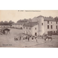 69 LYON. Abreuvoir à la Caserne de la Doua avec militaires et cheval