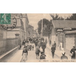 10 TROYES. Sortie des Usines rue Begand 1924