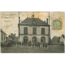 carte postale ancienne 19 EYGURANDE. L'Hôtel de Ville et écolières 1905.