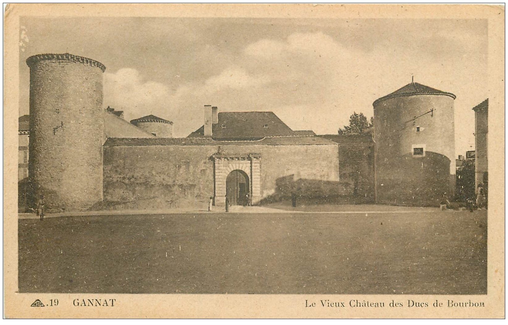 carte postale ancienne 03 GANNAT. Château des Ducs de Boubon 1946