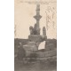 29 BEUZEC-CAP-SIZUN. Femmes priant au pied du Calvaire 1903