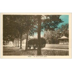 carte postale ancienne 19 OBJAT. Kiosque à Musique au Jardin public. Edition Chalard Tabac