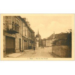 carte postale ancienne 19 OBJAT. Place du Petit Marché avec Enfants au balcon. Edition Chalard Tabac