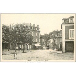 carte postale ancienne 19 OBJAT. Voiture Avenue du Jardin Public. Magasin Singer au loin. Edition Chalard Tabac