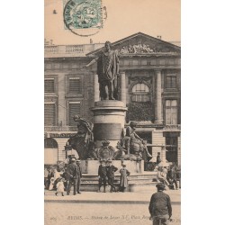 51 REIMS. Statue Louis XV Place Royale bien animée 1907