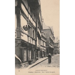 22 SAINT-BRIEUC. Vieilles Maisons et café "Le Provost" rue Saint-Jacques 1917