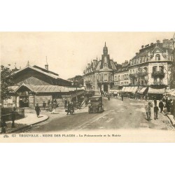 2 cpa 14 TROUVILLE. Poissonnerie, Mairie et Baigneuses