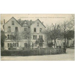 carte postale ancienne 19 TREIGNAC. Ecole des Filles Place de la République 1915 et Hôtel