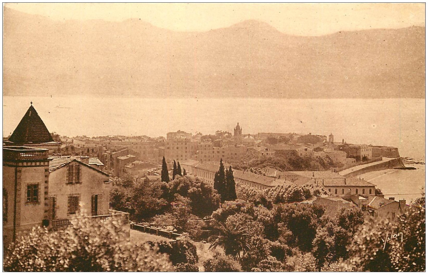 20 AJACCIO. Barques et jeunes Pêcheurs dans le Port 1911