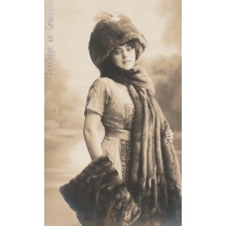 MODE. Femme avec superbe vison. Carte photo développé au Crésophénol
