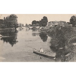 37 SAINT-AVERTIN. Pêcheur en barque sur les Bords du Cher 1922