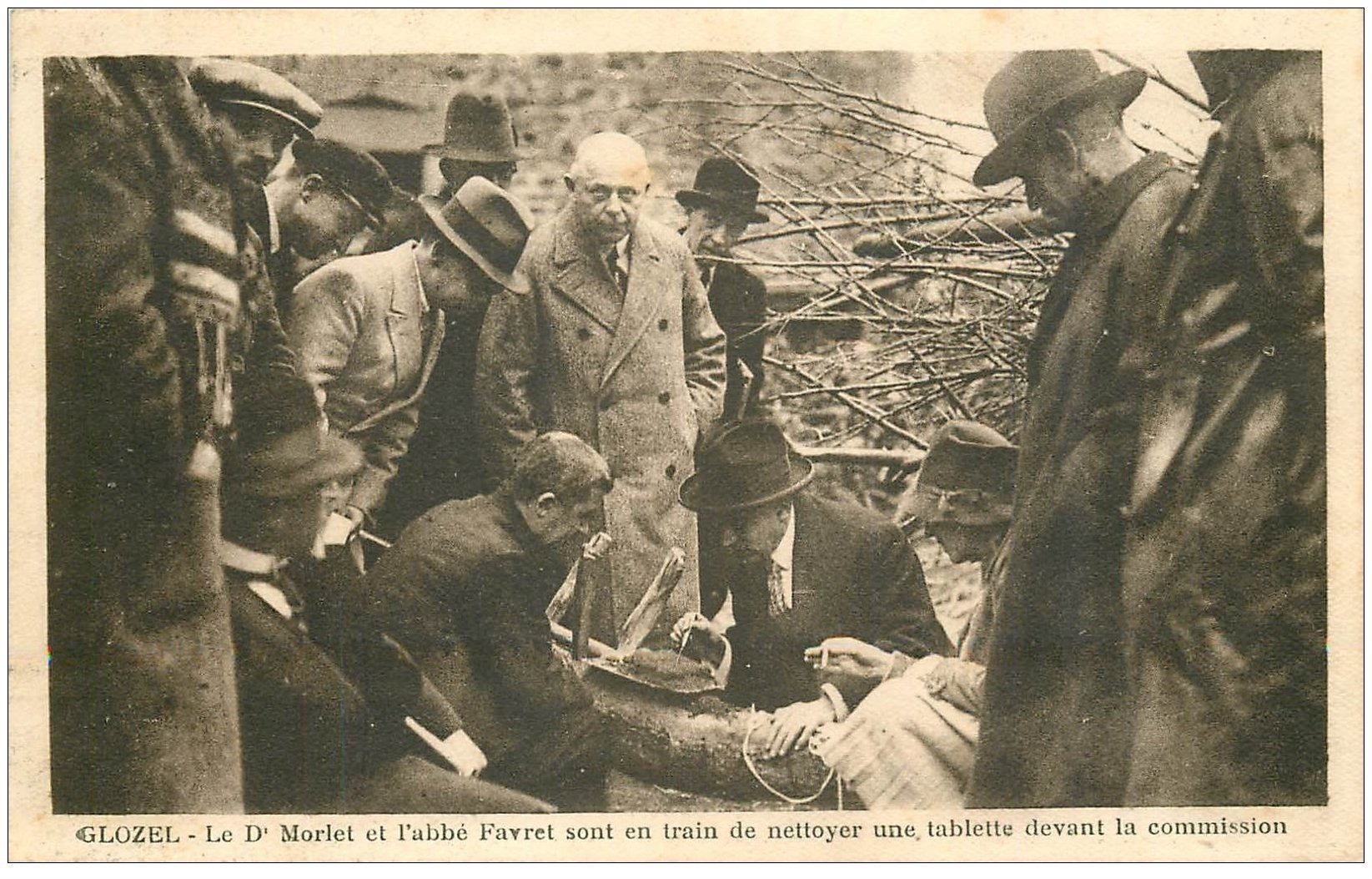 03 GLOZEL. 1928 Morel et Favret en train de nettoyer une tablette devant la commission