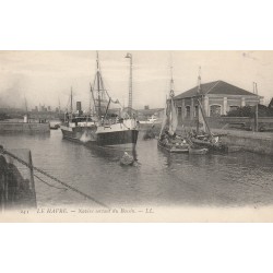 76 LE HAVRE. Navire sortant du Bassin avec bateaux de pêcheurs