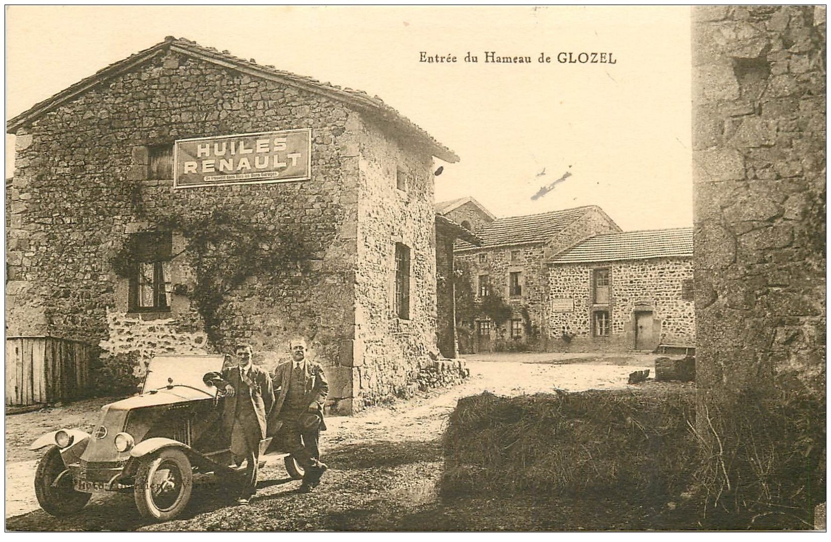 03 GLOZEL. Entrée du Hameau. Voitre ancienne décapotable. Panneau Huiles Renault