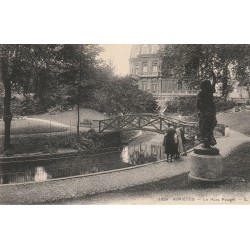 92 ASNIERES. Le Parc Pouget avec son petit Pont de bois