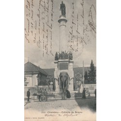 73 CHAMBERY. Colonne de Boigne avec vendeur ambulant 1902