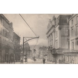 63 CLERMONT-FERRAND. Le Théâtre et le Puy de Dôme ainsi qu'un Bouquiniste