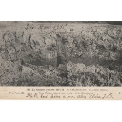 51 MASSIGES. Poilu dans un Trou d'obus dans le sol crayeux de la Champagne 1916