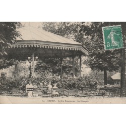 08 SEDAN. Enfants devant le Kiosque du Jardin Botanique 1909