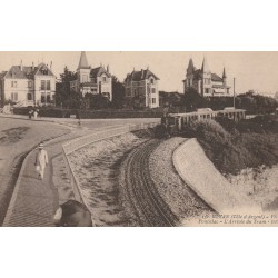 17 ROYAN. L'arrivée du Tram vers les Villas à Pontillac