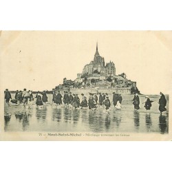 50 MONT-SAINT-MICHEL. Pèlerinage traversant les Grèves vers 1910