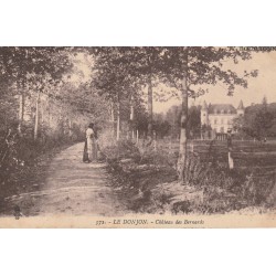 03 LE DONJON. Paysanne regardant le Château des Bernards 1916