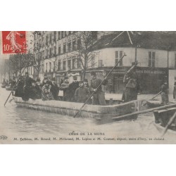 75012 PARIS. Crue de la Seine 1910, Ministres et députés en chaland Gare de Lyon