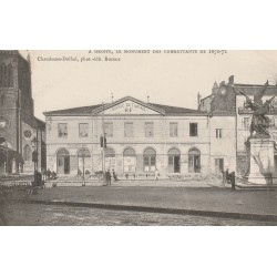 42 ROANNE. Monument des Combattants devant Bourse du Travail et Halles