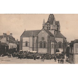 72 FRESNAY-SUR-SARTHE. La Nouvelle Place et le Marché