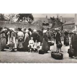 72 FRESNAY-SUR-SARTHE. Le Marché aux Fruits vers 1900
