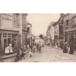 72 LA SUZE SUR SARTHE. Bas de la place 1912 Vitrerie Morin et Quincaillerie Brion