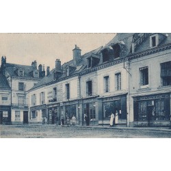 72 LA CHARTRE-SUR-LE-LOIR. Place de la République Boucherie Coiffeur Librairie Tabac et Comptoir d'Escompte