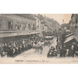 91 ESSONNES. Chars de la Cavalcade en 1910 devant le commerce Mathias-Bellam
