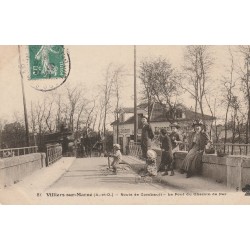 94 VILLIERS-SUR-MARNE. Epicerie Route de Combault et tricycles en bois sur le Pont 1909