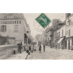 91 ESSONNES. Commerce chaussures, couleurs et épicerie Rue de Paris bien animée 1907
