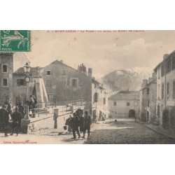 66 MONT-LOUIS. Animation sur la Place avec au fond la Porte de France 1912