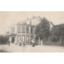 93 GAGNY. Nombreux cyclistes Place de la Gare 1904