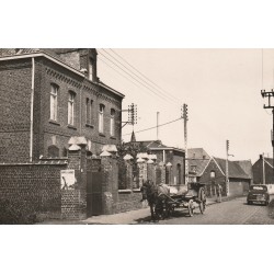 59 NEUVILLE. Les Ecoles rue Principale avec attelage