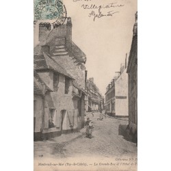 62 MONTREUIL-SUR-MER. Hôtel de France sur la Grande-Rue bien animée 1905