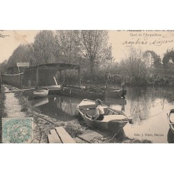 78 MEULAN. Quai de l'Arquebuse et péniche "garage" Petit bras de Seine vers 1905