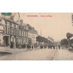 91 MARCOUSSIS. Grosse animation avec écoliers à l'Entrée du Pays 1906