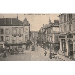 91 CORBEIL. Cafés "Grivois" et banque "Crédit Lyonnais" Rue Notre-Dame avec attelages et voiture ancienne