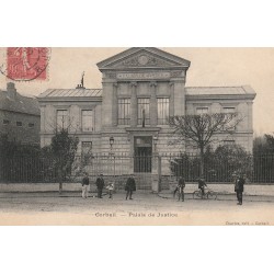 91 CORBEIL. Cyclistes devant le Palais de Justice 1906