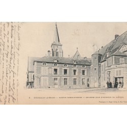 60 CREVECOEUR-LE-GRAND. Hospice Caron-Pinchon ancienne Cour d'Honneur du Château 1903