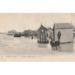 62 BERCK-PLAGE. Cabines de bains amovibles sur la Plage à Marée haute