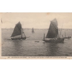 85 LES SABLES D'OLONNE. Les Thoniers quittent la Rade pour la haute Mer 1937