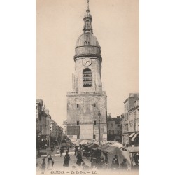 80 AMIENS. Le Beffroi et son Marché animé