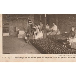 21 BEAUNE. Etiquetage des bouteilles, pose des capsules, mise en paillons et emballage 1928. Les métiers du vin
